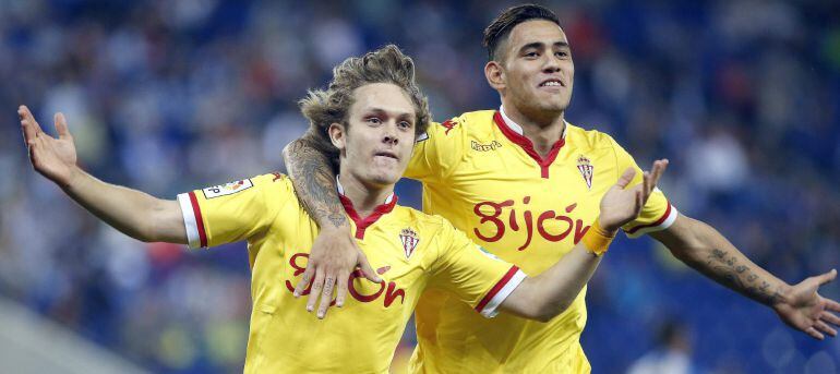 Los jugadores del Sporting, el centrocampista croata Alen Halilovic (i), y el delantero paraguayo Antonio Sanabria, celebran el primer gol del equipo asturiano