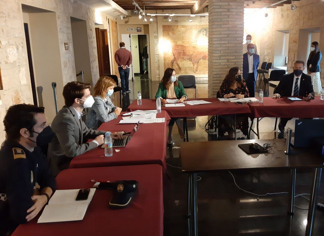 Representantes policiales, Ayuntamiento, Junta y Gobierno durante la reunión de la Junta de Seguridad Local