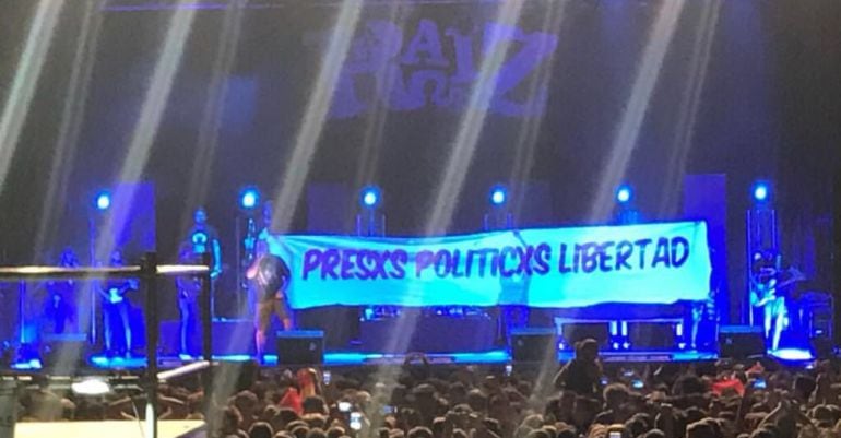 Pancarta pidiendo &quot;libertad para los presos políticos&quot; en el concierto de La Raíz