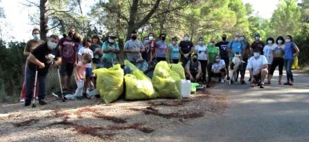 Voluntarios de Fem Camí Net con la basura recogida