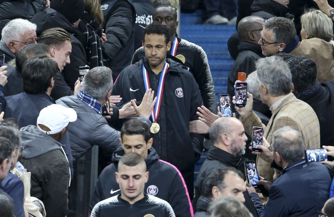 Neymar, tras recibir la medalla de subcampeón. 