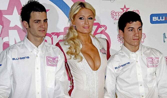 La mediática Paris Hilton, junto a los pilotos Sergio Gadea y Maverick Viñales, durante la presentación de su equipo de motos SuperMartxé VIP by Paris Hilton