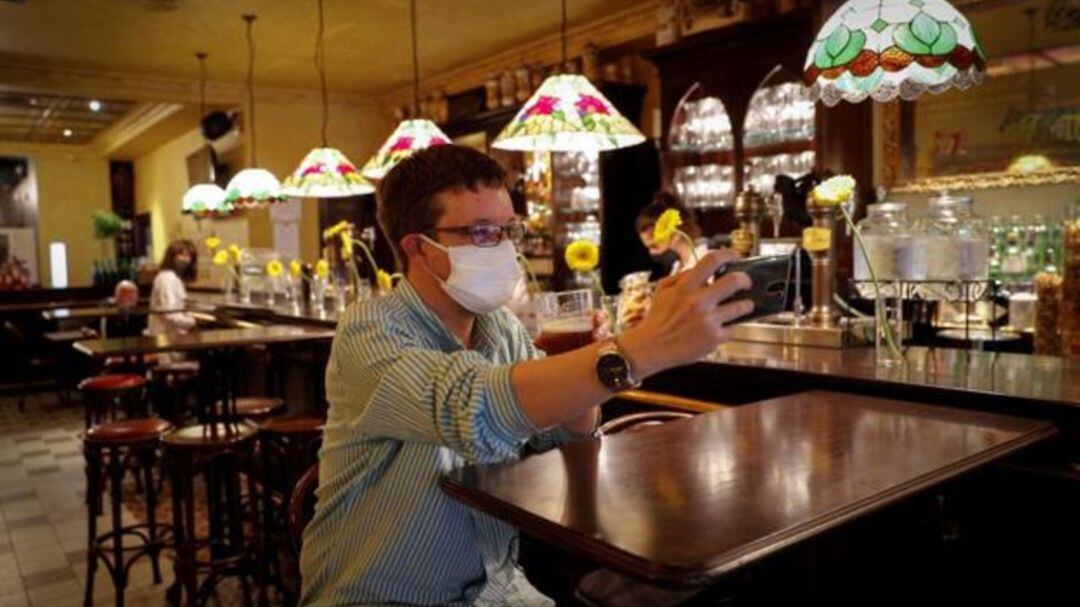 Interior de un bar durante la crisis del coronavirus