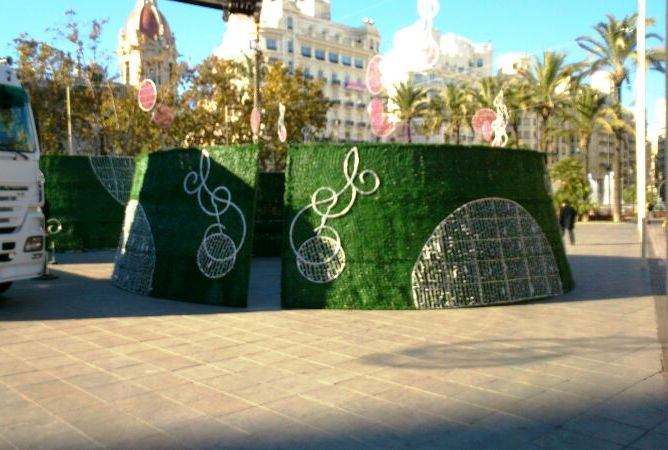 Imagen del montaje del árbol de Navidad de la plaza del Ayuntamiento
