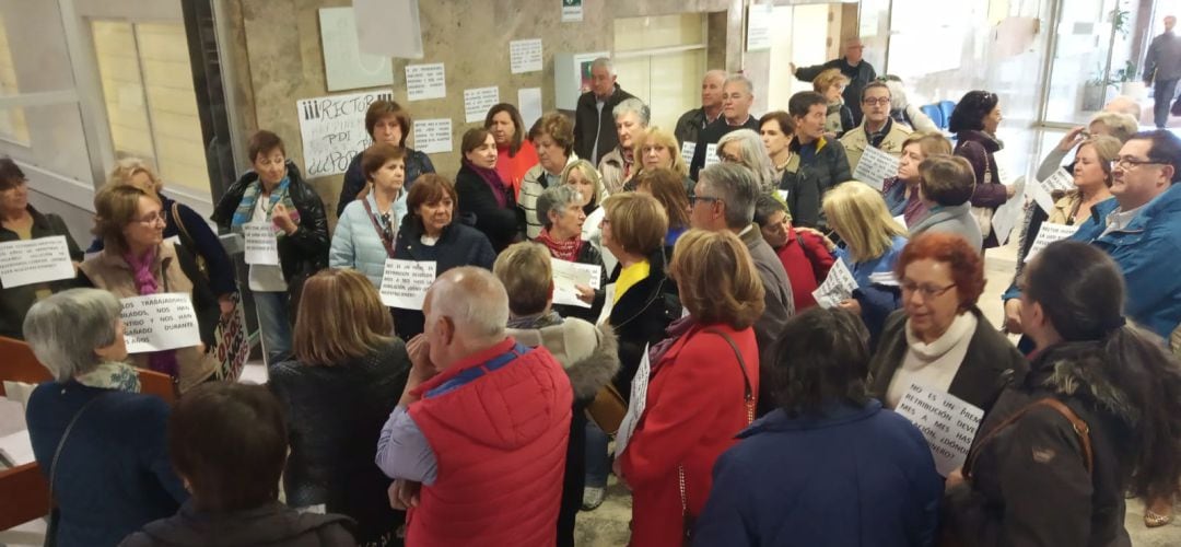 Concentración de jubilados en el rectorado de la UAM