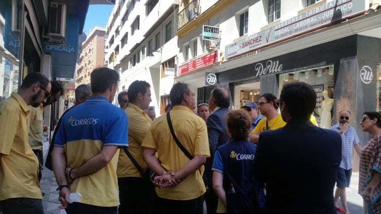 El alcalde de Algeciras, José Ignacio Landaluce, conversa con trabajadores de Correos, pertenecientes al sindicato CGT.