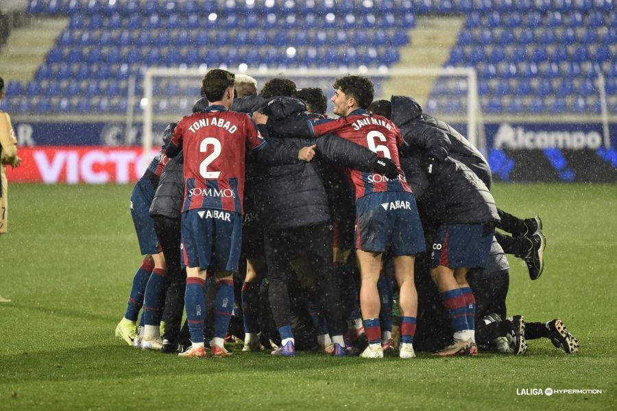 El Huesca celebrando la victoria ante el Éibar