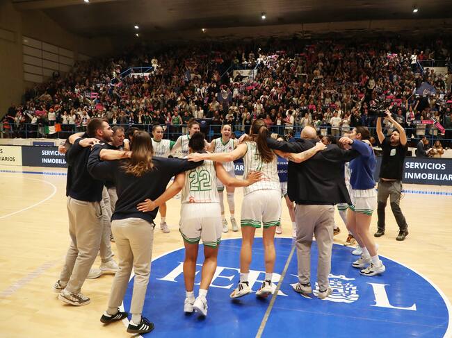 Jugadoras y cuerpo técnico del Baxi celebran su victoria ante el Lyon en A Malata (foto: Mariño / Cadena SER)