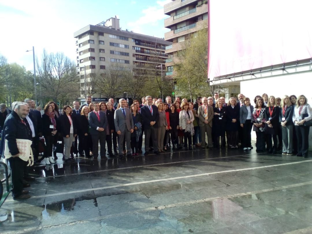 Asistentes a las Jornadas &#039;Conferencias de Rectores de las Universidades Españolas&#039; (CRUE) de Secretarías Generales, celebradas en Pamplona. En el centro, los rectores de la UPNA, Alfonso Carlosena, y de la Universidad de Zaragoza, José Antonio Mayoral.