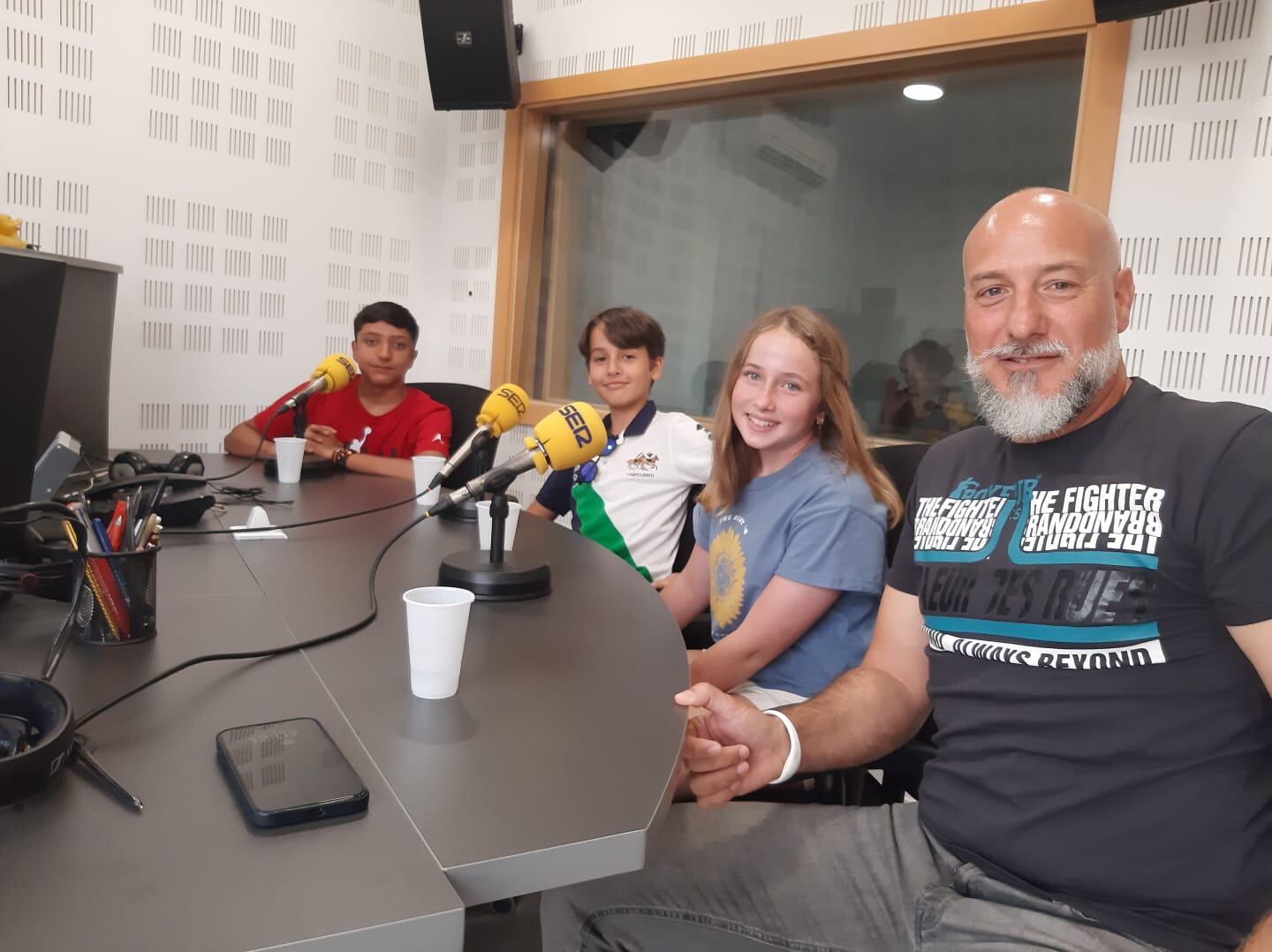 Diego, Borja y Minerva, alumnos del colegio Mirasur School y su profesor Carlos Castillo