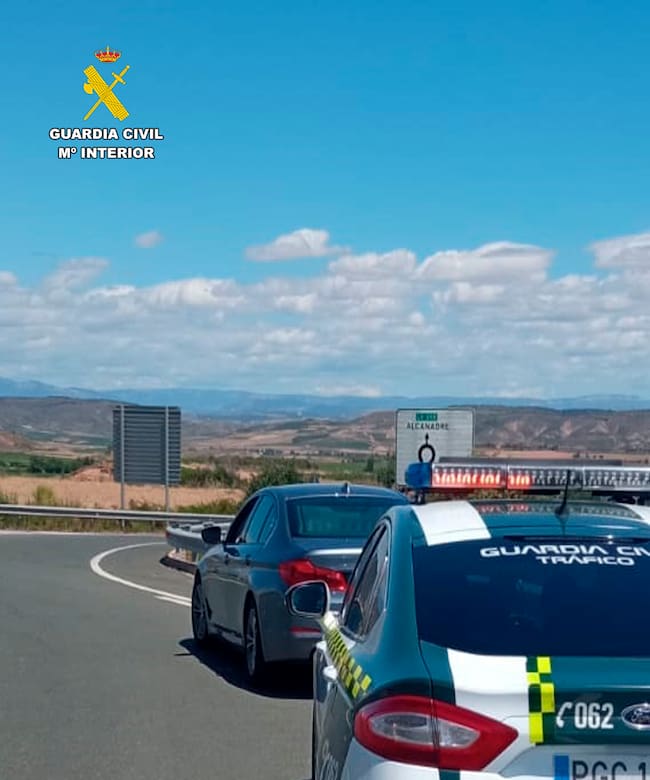La Guardia Civil ha detenido al vehículo por superar en 90 km/h el límite de velocidad en la carretera N-232 en Ausejo (La Rioja).