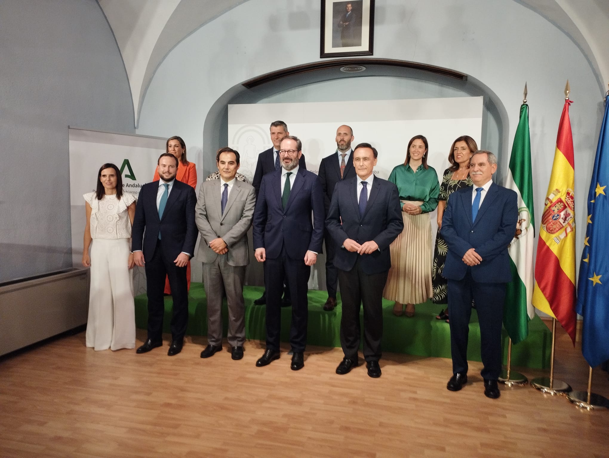 Nuevas delegadas y delegados territoriales de la Junta en Córdoba, junto a los consejeros José Antonio Nieto y José Carlos Gómez Villamandos.