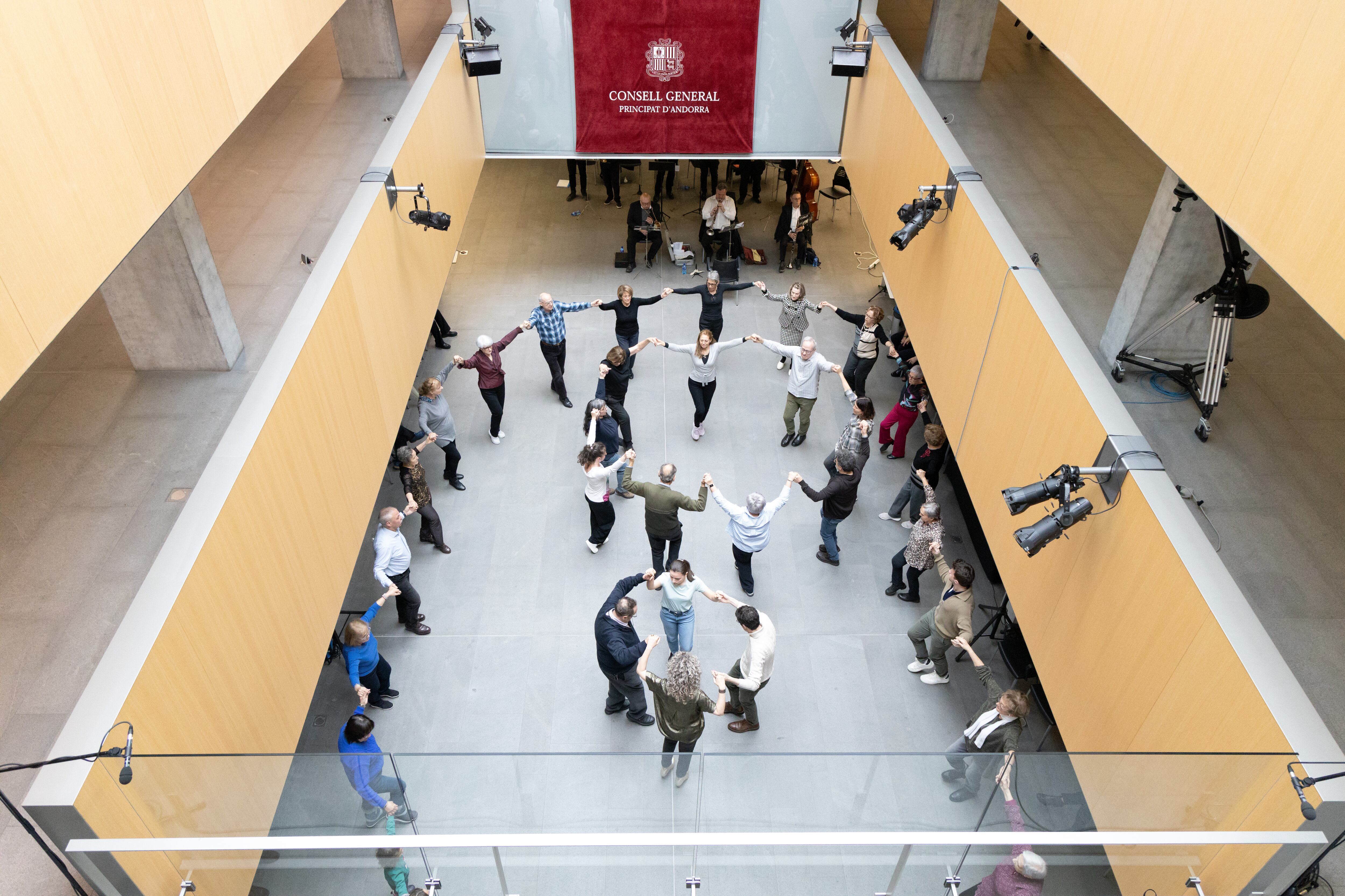 Ballada de sardanes al Consell General amb motiu de la celebració del Dia de la Constitució.