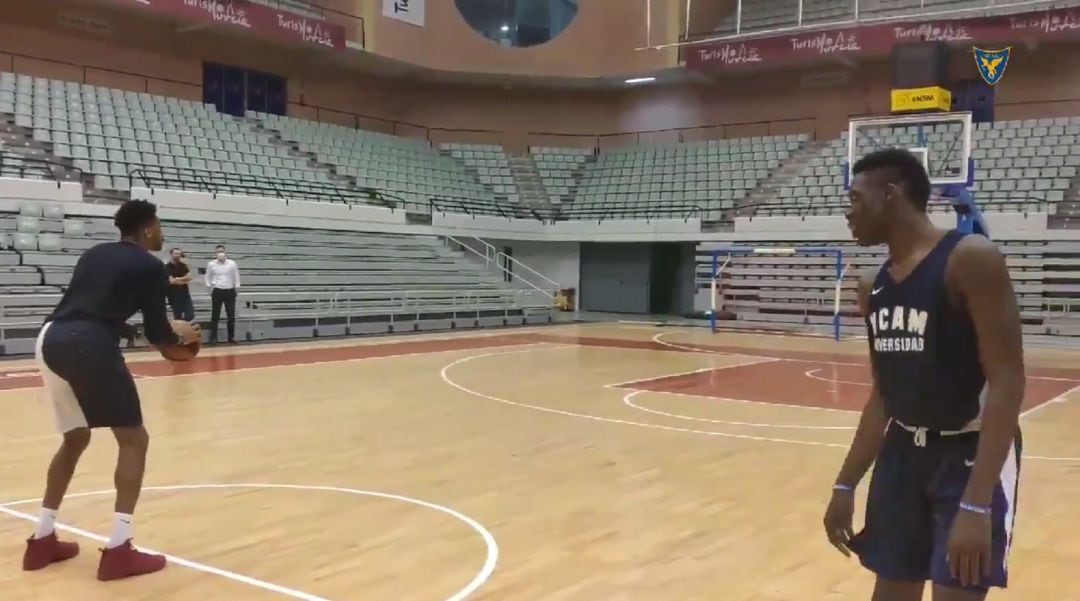 Los Antetokounmpo en la cancha del UCAM