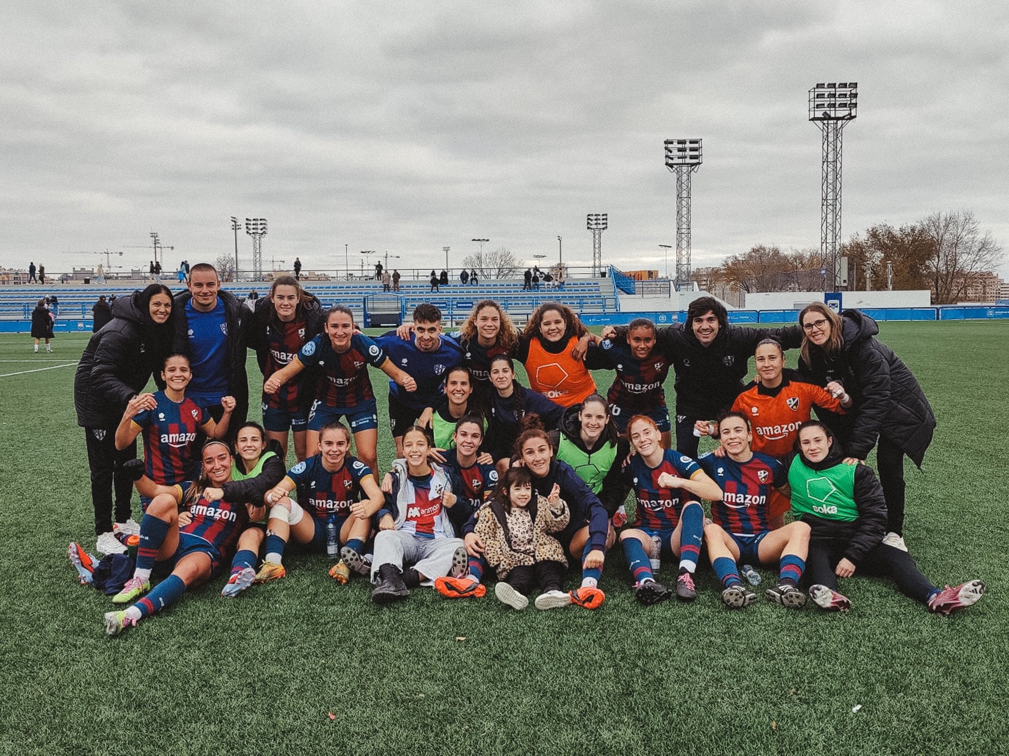 La SD Huesca Femenino celebra el triunfo ante el Rayo Vallecano
