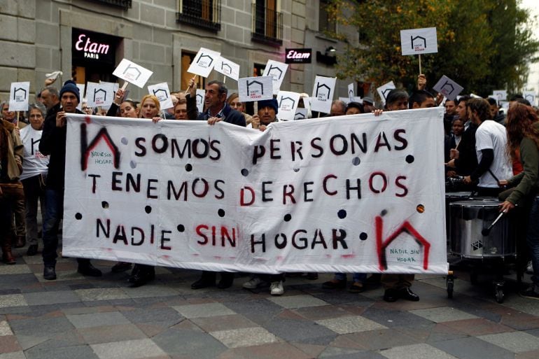 Manifestantes han marchado esta mañana entre la Puerta del Sol y Ópera coreando &quot;La vivienda es un derecho, no es un regalo&quot;