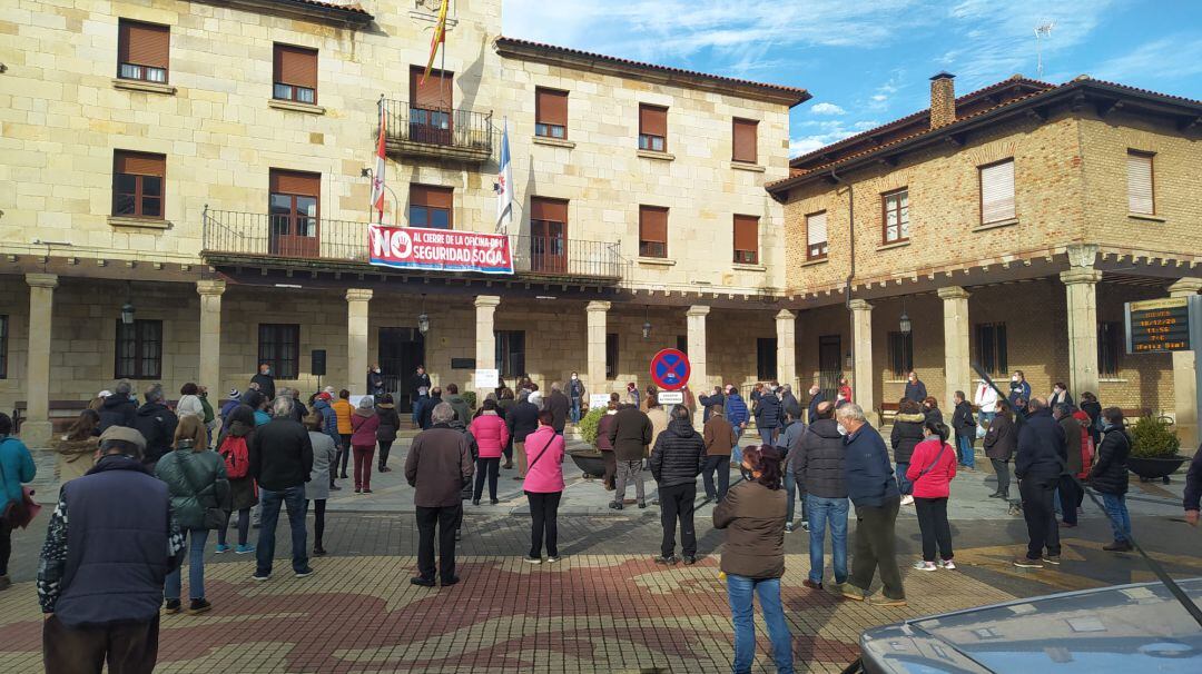 Los vecinos de Cervera se concentran en contra del cierre de la oficina de la Seguridad Social de la localidad