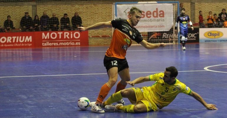 Un jugador del Jaén Paraíso Interior intenta quitar el balón a otro del Ribera Navarra.