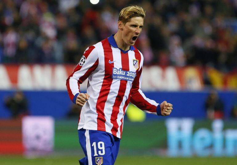 El delantero del Atlético de Madrid Fernando Torres celebra tras marcar su penalti ante el Bayer Leverkusen