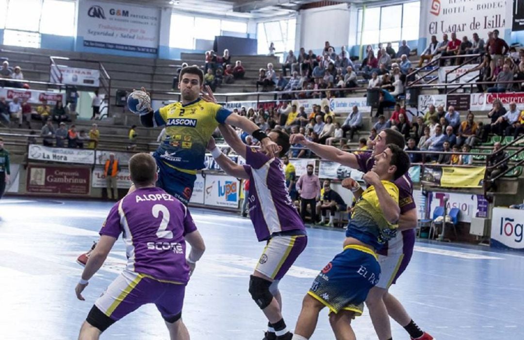 El jugador argentino, Julian Souto (d), durante un encuentro con los amarillos.