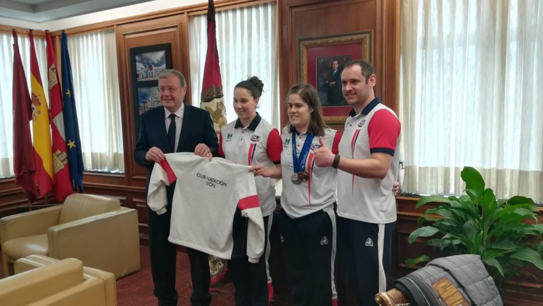 Antonio Silván recibió a los componentes del equipo máster del Club Natación León 