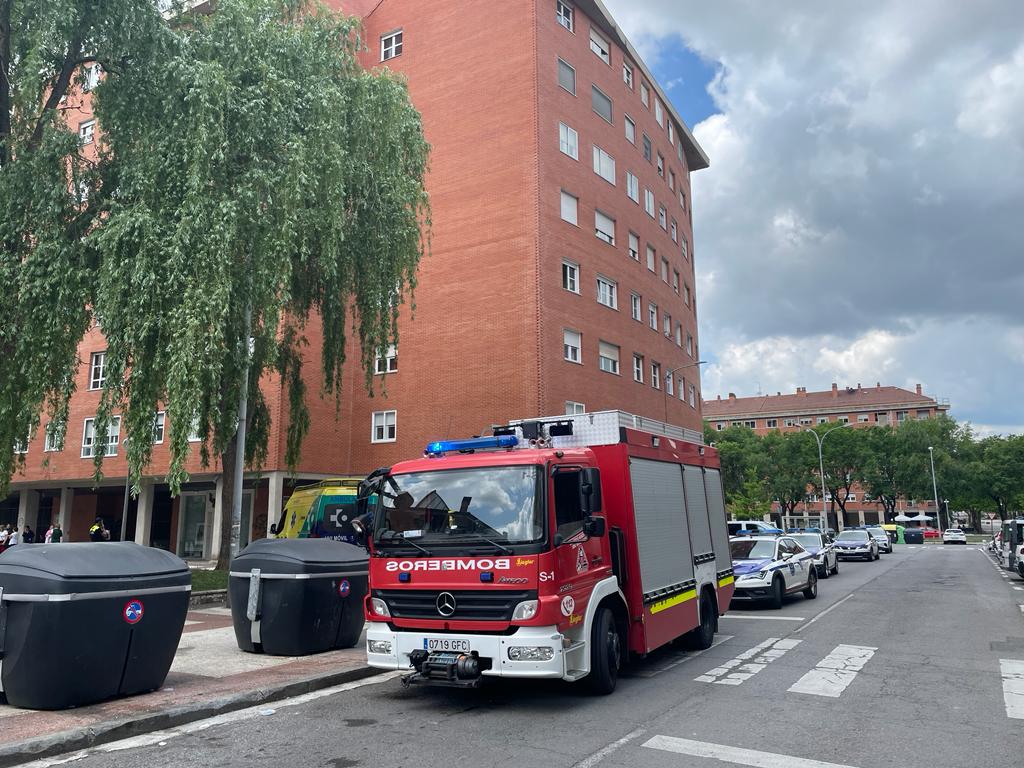 Policía, bomberos y servicios sanitarios en el edificio donde se produjo el mortal accidente