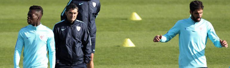 GRA115. LEZAMA (BIZKAIA), 16/10/2015.- El entrenador del Athletic de Bilbao, Ernesto Valverde (c), junto a los jugadores Williams (i) y Raúl García, durante el entrenamiento de esta mañana en las instalaciones deportivas de Lezama donde preparan el partido contra el Deportivo EFE/Luis Tejido