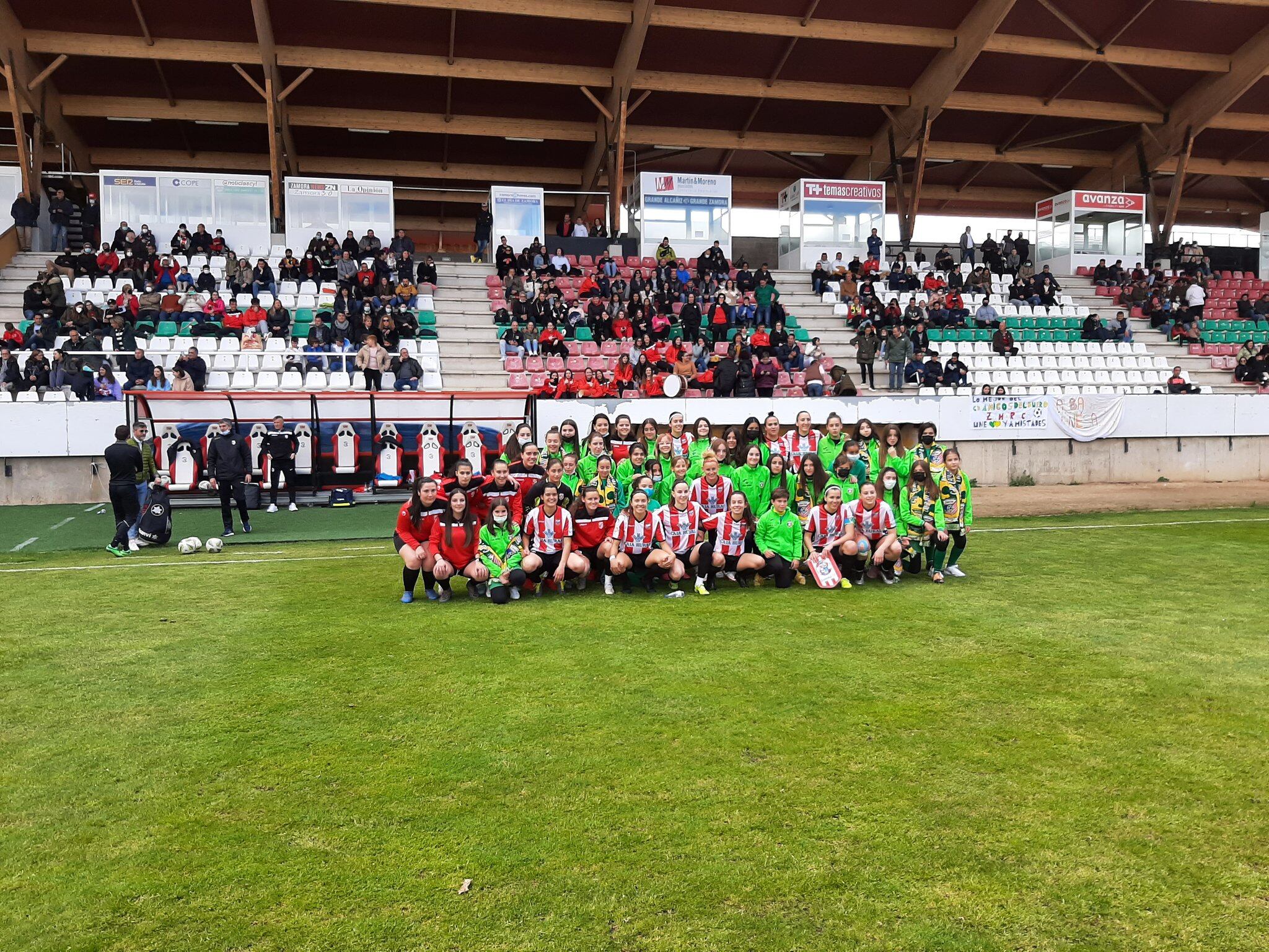 La plantilla al completo antes del partido