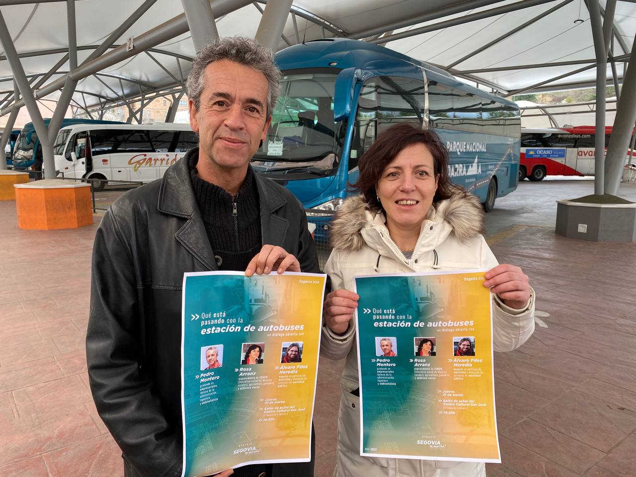 Pedro Montero y Rosa Arranz sostienen el cartel del primer encuentro de Segovia en Marcha en la actual estación de autobuses de Segovia.