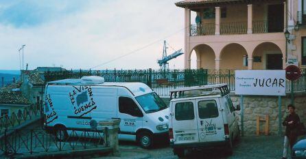 Arcos en la entrada del Carmen. Unidad móvil para retransmitir la Semana Santa.