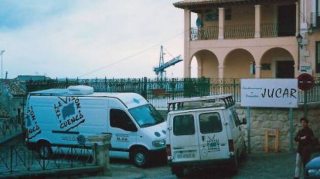 Arcos en la entrada del Carmen. Unidad móvil para retransmitir la Semana Santa.