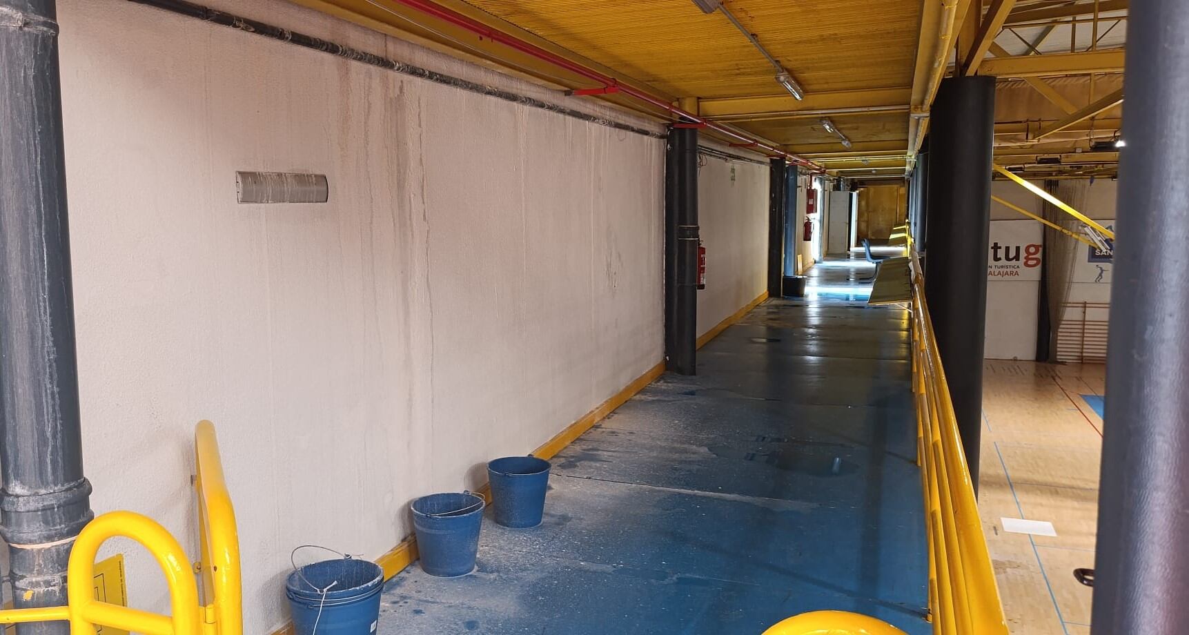 Humedades y filtraciones en un lateral del polideportivo San José