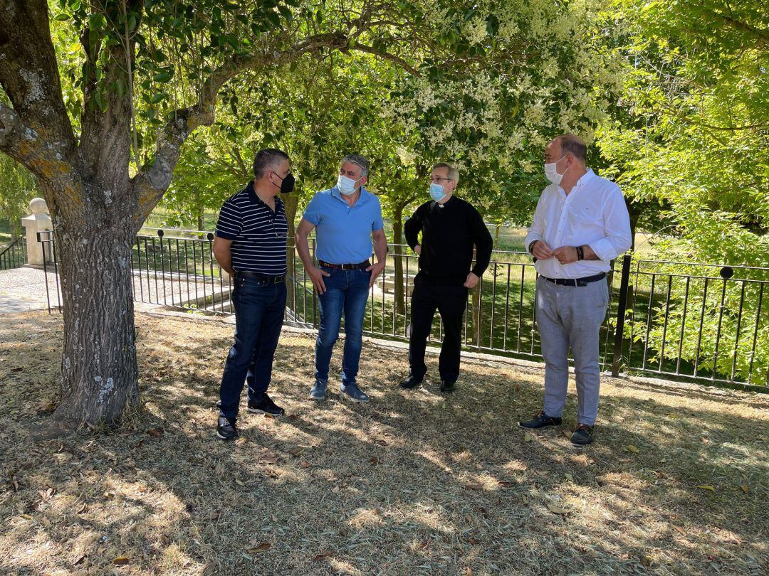 El presidente de la Diputación junto con el responsable provincial de Cultura, el rector del Santuario y uno de los miembros de la Comisión visitan la zona de El Henar