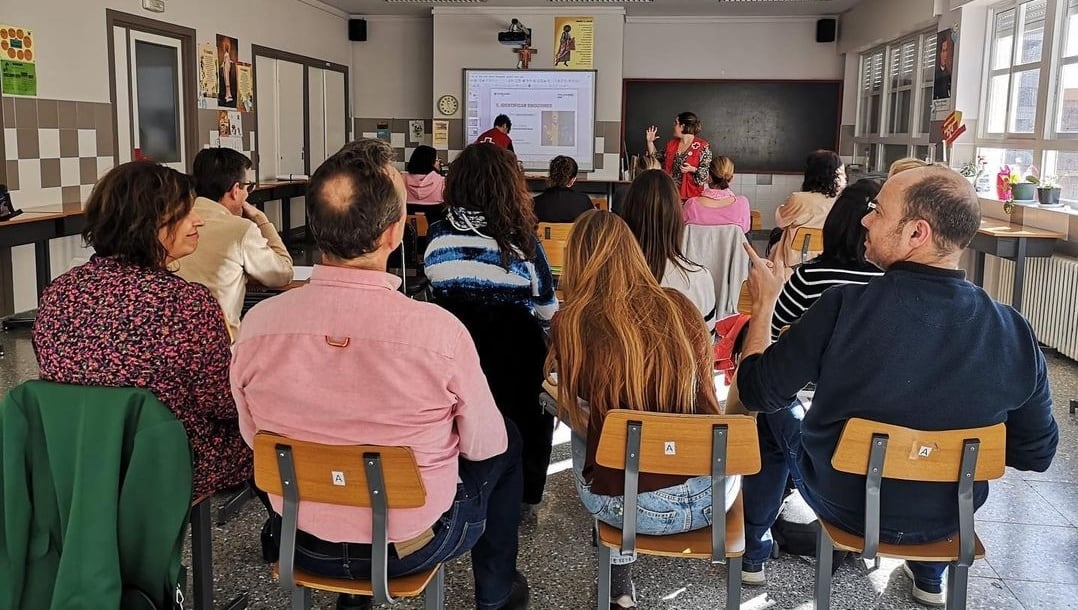 Talleres con madres y madres de Cruz Roja para abordar cuestiones sobre salud mental y emocional.