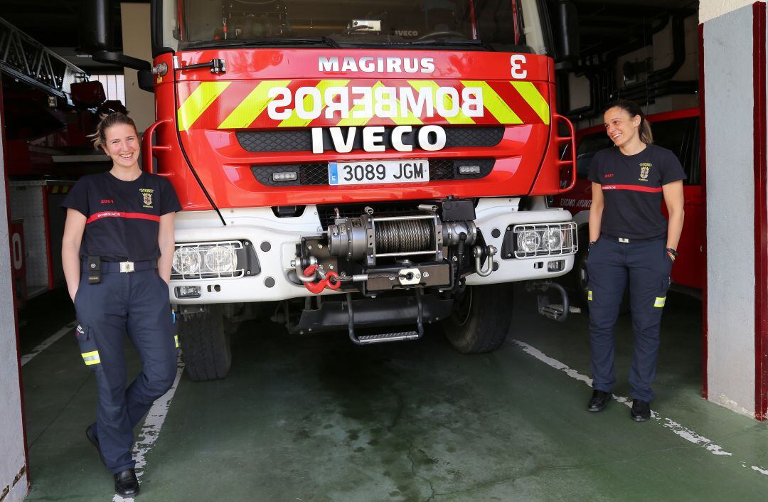 Las bomberas palentinas Laura (D) e Isabel (I) en el parque de bomberos de Palencia