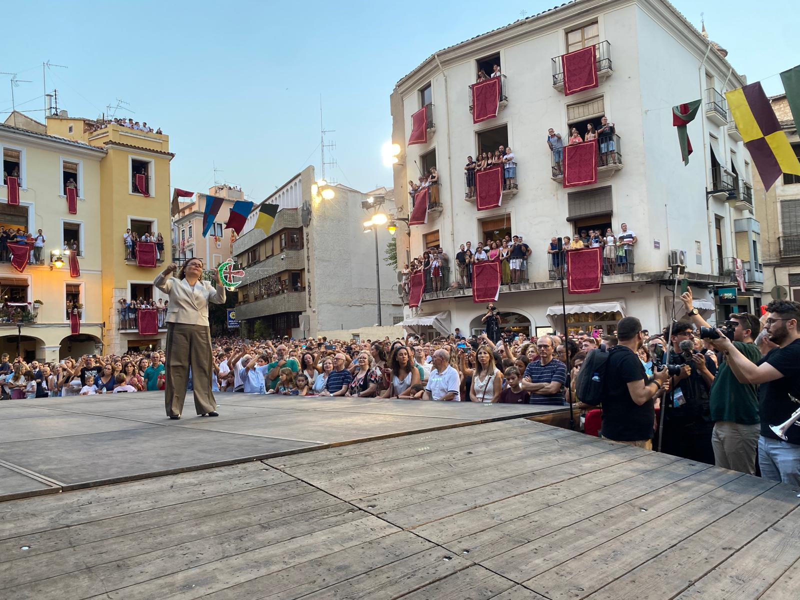 La directora Carmen Mas Arocas, tercera mujer en la historia en dirigir la interpretación conjunta de “Chimo”, durante el acto de las fiestas de Ontinyent