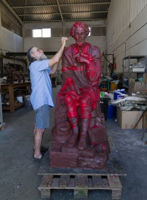 Luigi Maráez ya trabaja en reconstruir el molde de cera para restituir la estatua de Bécquer