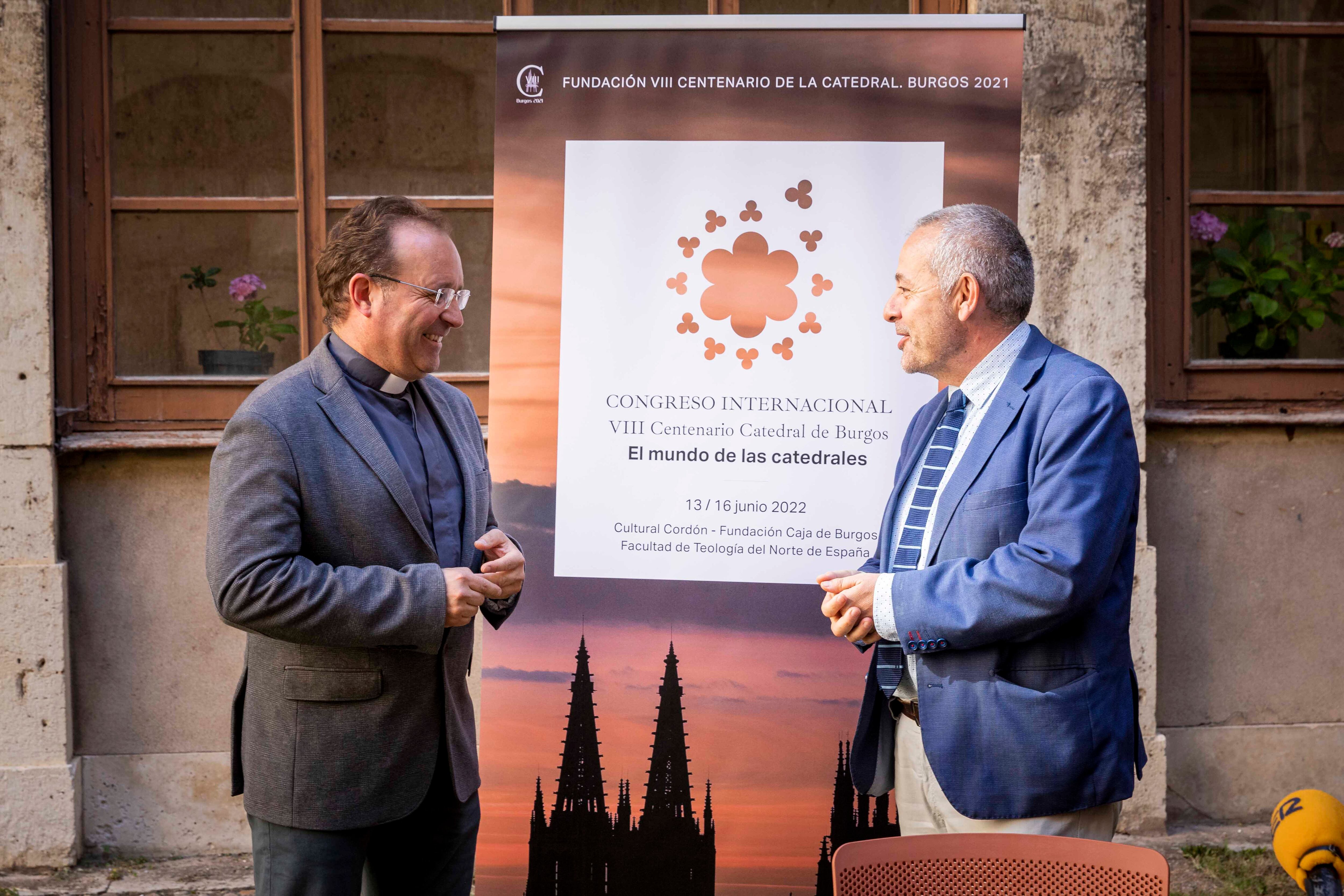 Carlos Izquierdo (vicario general de la archidiócesis de Burgos) y René Payo (copresidente del comité científico del congreso sobre Catedrales)