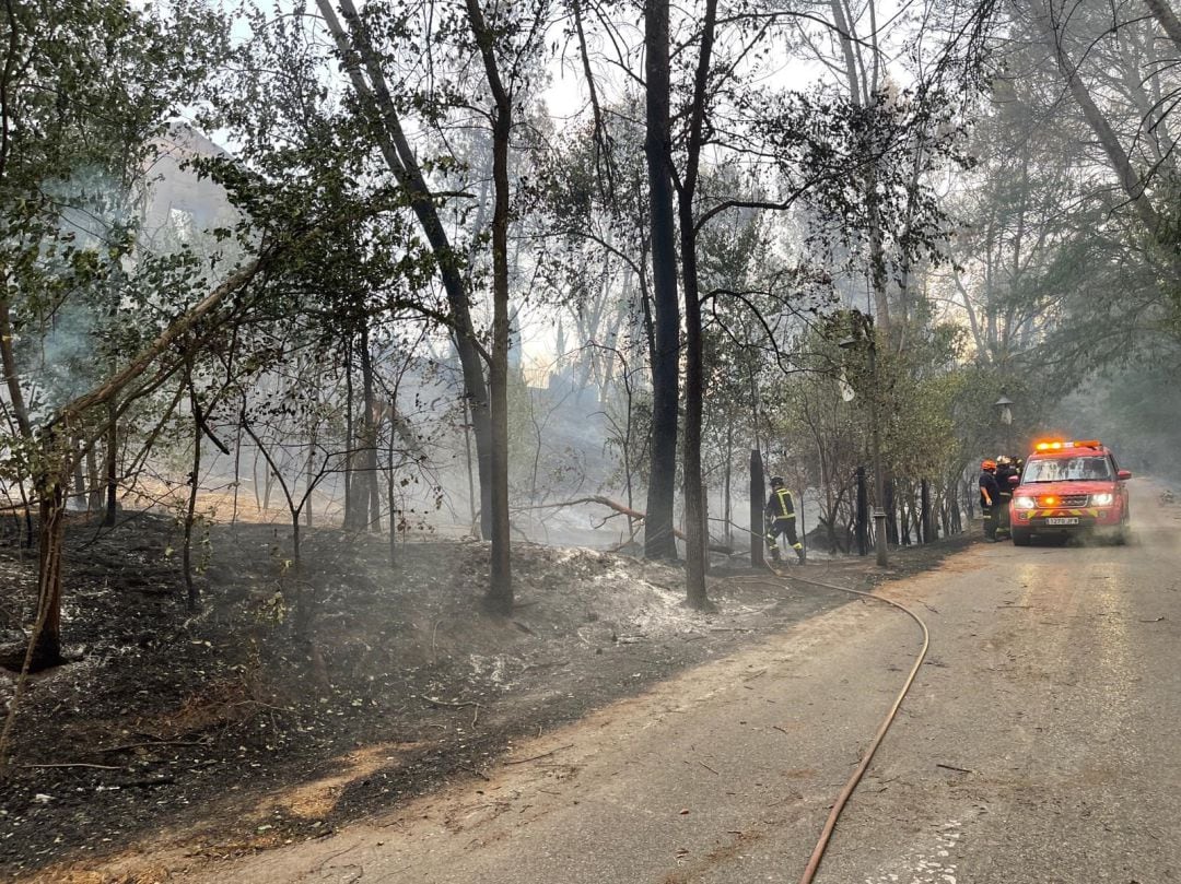 Equipos de emergencias de la Comunidad de Madrid en las tareas de estabilización del incendio de Batres