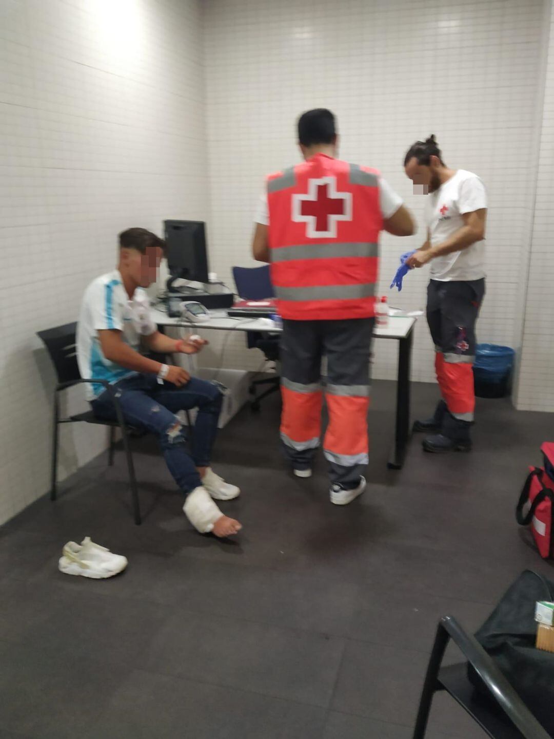 Asistencia a una de las personas que ha llegado en patera al Cabo de las Huertas