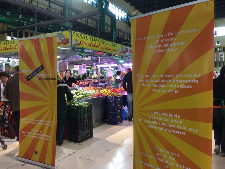 Presentación de la iniciativa municipal &#039;Personal mercat shopper&#039; en el Mercado de Ruzafa