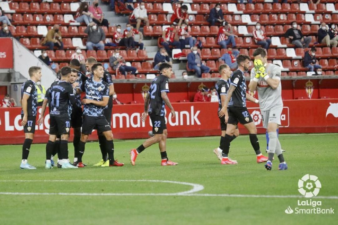 Mariño se lamenta ante la celebración de los jugadores del Almería.