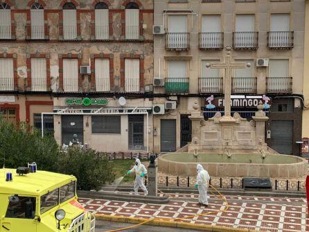 Operarios municipales procediendo a trabajos de de desinfección en la Plaza de España