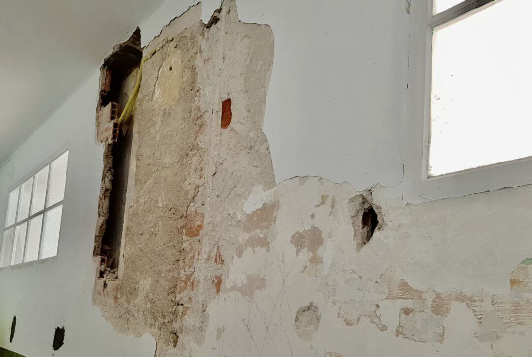 Agujero en el pasillo del centro de Arbolí, en el que ha quedado a la vista parte de la fachada de la Casa de la Camorra