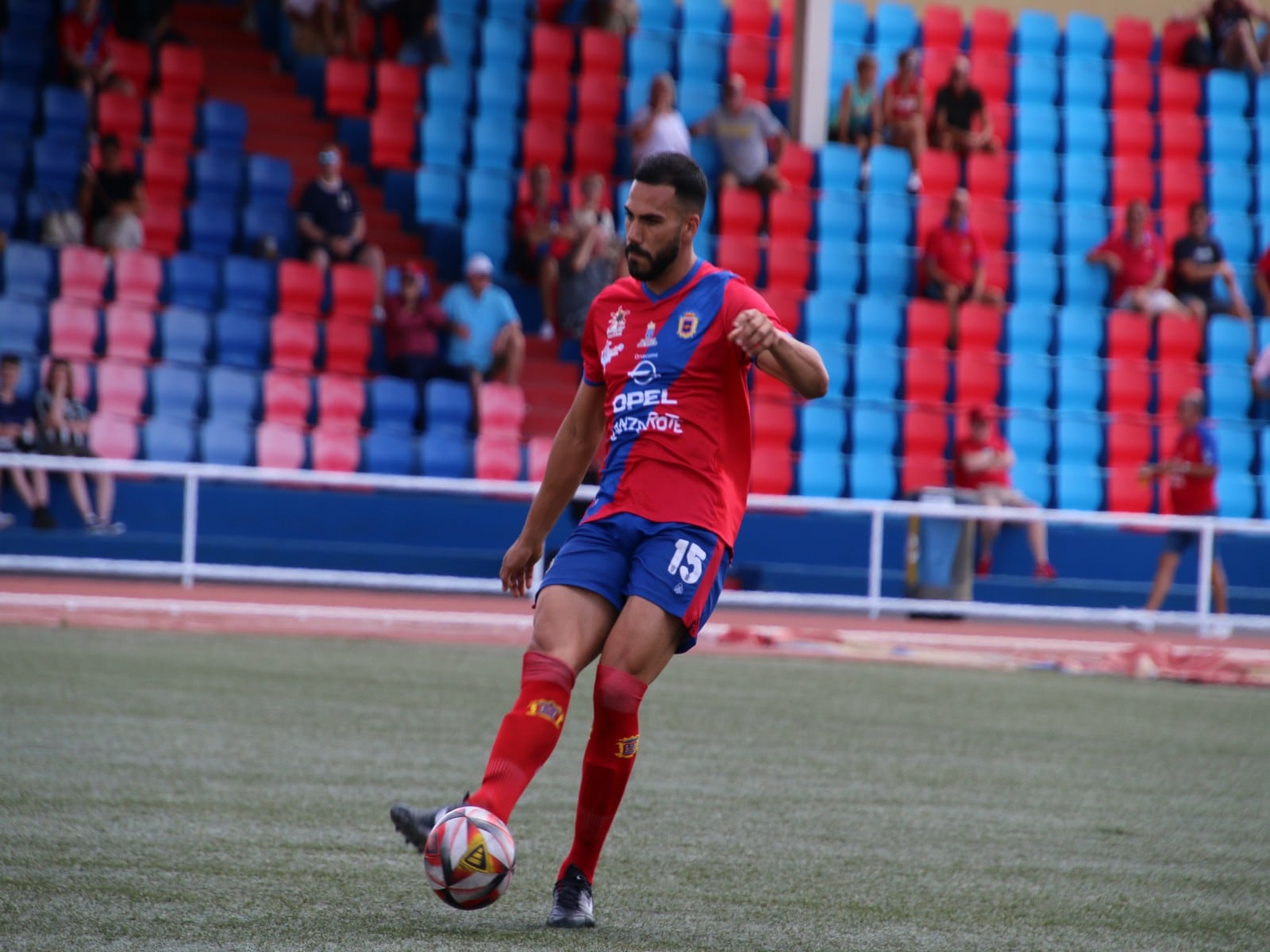 El central Raúl Fernández en un partido de la UD Lanzarote.