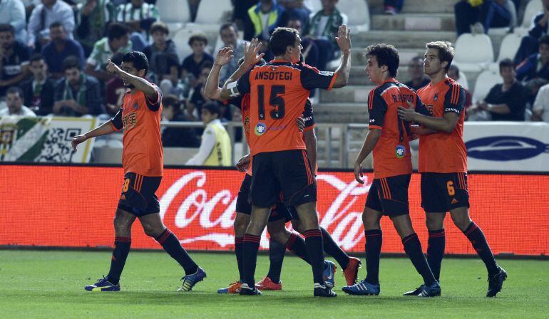  Los jugadores de la Real Sociedad celebran el primer gol del equipo donostiarra, durante el encuentro correspondiente a la novena jornada de primera división, que disputan esta noche frente al Córdoba en el estadio Arcangel de la capital andaluza. 