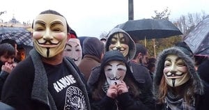 Los seguidores de &#039;Anonymous&#039; protestan en la alfombra roja de los Goya