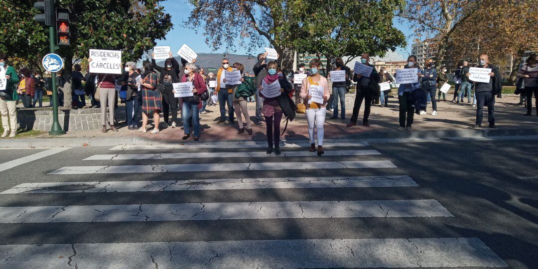 Manifestantes delante de la Casa de la Misericordia contra el aislamiento en las residencias
