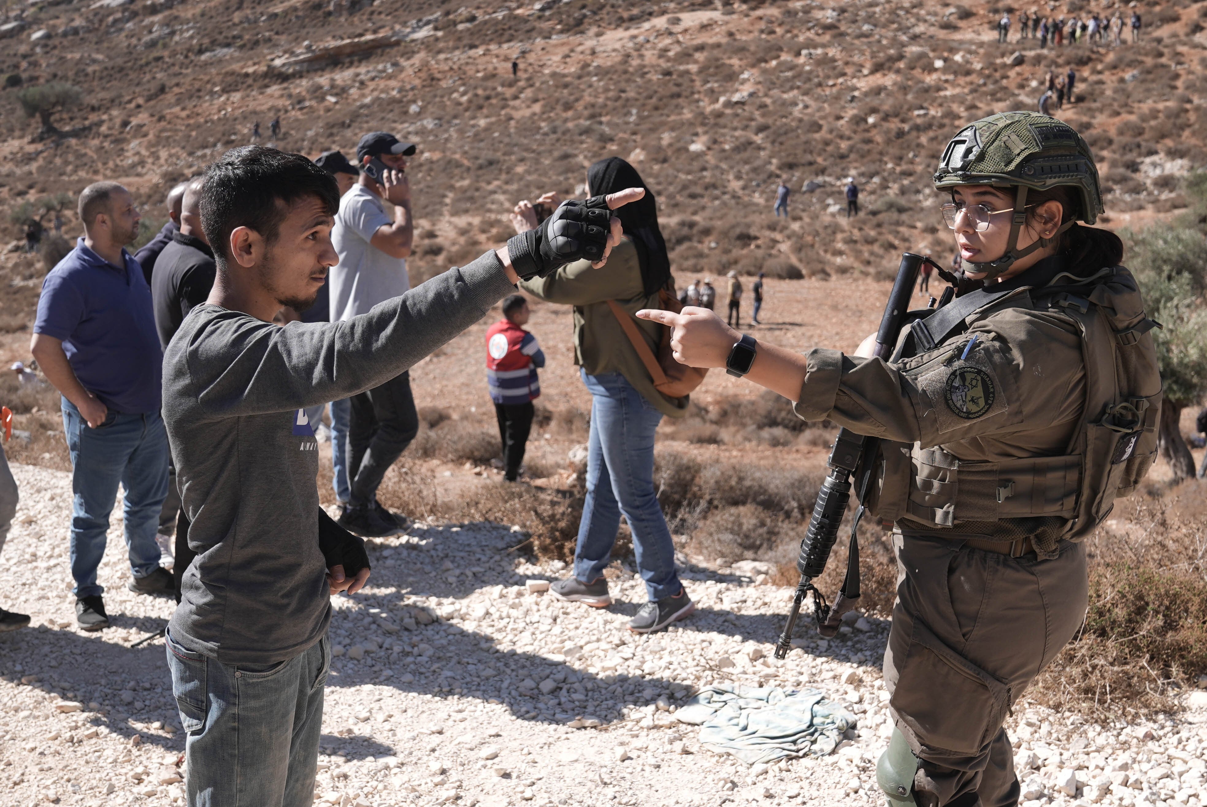 Soldados israelíes se despliegan frente a granjeros palestinos que iban a recoger aceitunas en Barka, Cisjordania