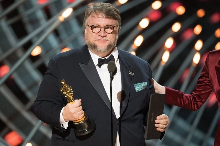 El director de cine mexicano Guillermo del Toro pronuncia un discurso tras ganar el Óscar a la mejor película por &quot;La forma del agua&quot; (&quot;The Shade of Water&quot;)